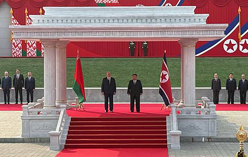 Червона доріжка, квіти та величезний кортеж пустими дорогами: Лукашенко прибув з візитом до КНДР. ФОТО. ВІДЕО