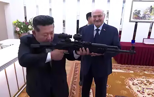 Лукашенко подарував Кім Чен Ину гвинтівку та зефір