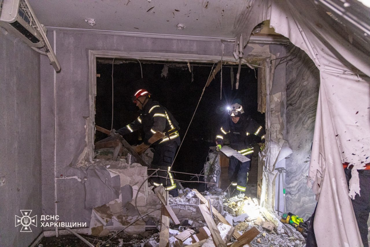 Росіяни вдарили ракетою по багатоповерхівці у Харкові, є постраждалі