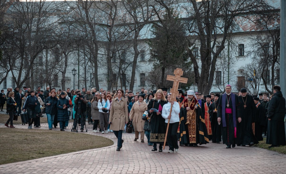 Віра під обстрілами: у Києві відбулася екуменічна Хресна дорога заради українських захисників