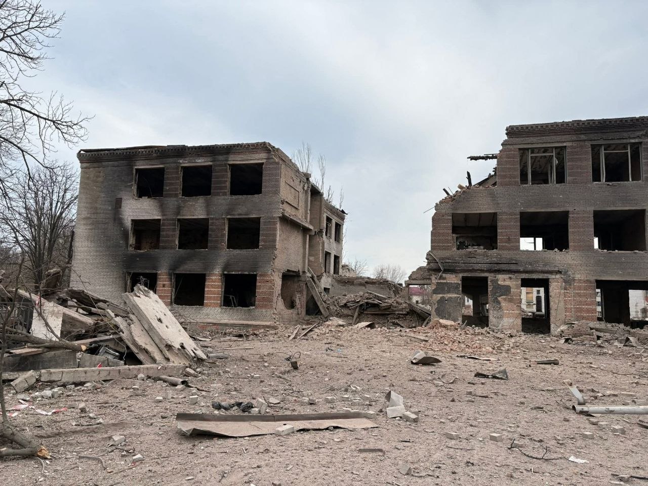 Росіяни скинули авіабомбу по центру Слов’янська: пошкоджено єдиний пологовий будинок на Донеччині