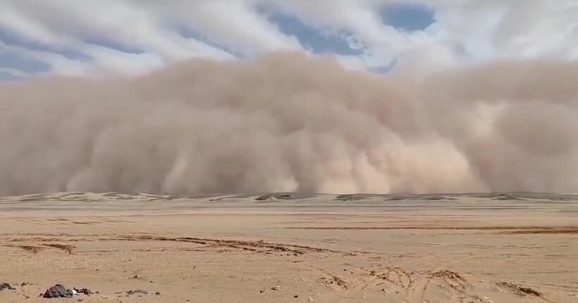 Потужна буря накрила Сахару: супутник зафіксував стіну пилу на 2000 км. ВІДЕО