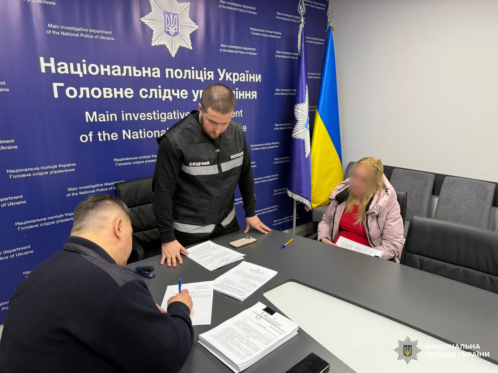 У Черкасах затримали матір, яка змушувала двох малолітніх доньок створювати "дорослий" контент. ВІДЕО У Черкасах затримали матір, яка змушувала двох малолітніх доньок створювати "дорослий" контент. ВІДЕО