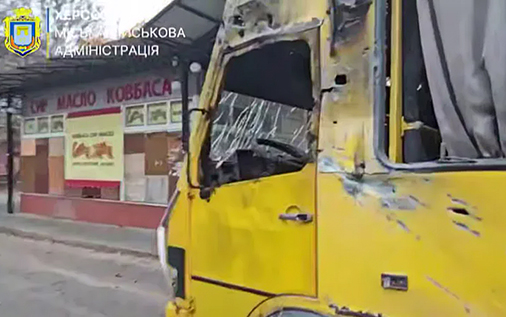 Росія скинула вибухівку на маршрутку у Херсоні, поранені семеро людей