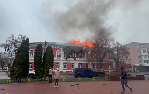 Після російської атаки в центрі Прилук палає будівля міської ради