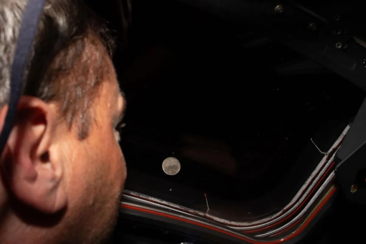 Екіпаж місії Artemis 2 успішно облетів Місяць і повертається на Землю