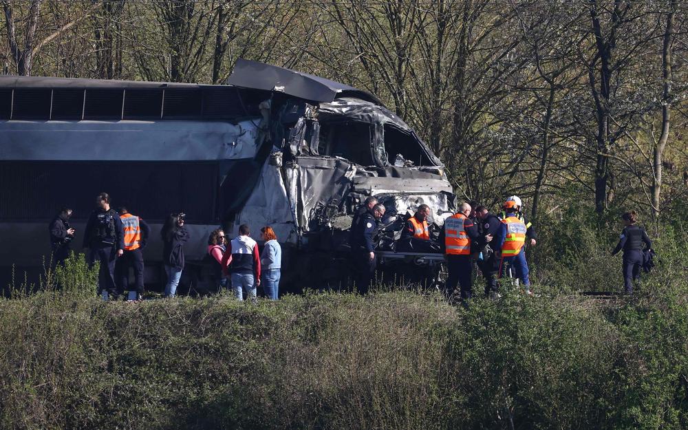 У Франції швидкісний потяг зіткнувся з військовим конвоєм: загинув машиніст, є багато потерпілих У Франції швидкісний потяг зіткнувся з військовим конвоєм: загинув машиніст, є багато потерпілих