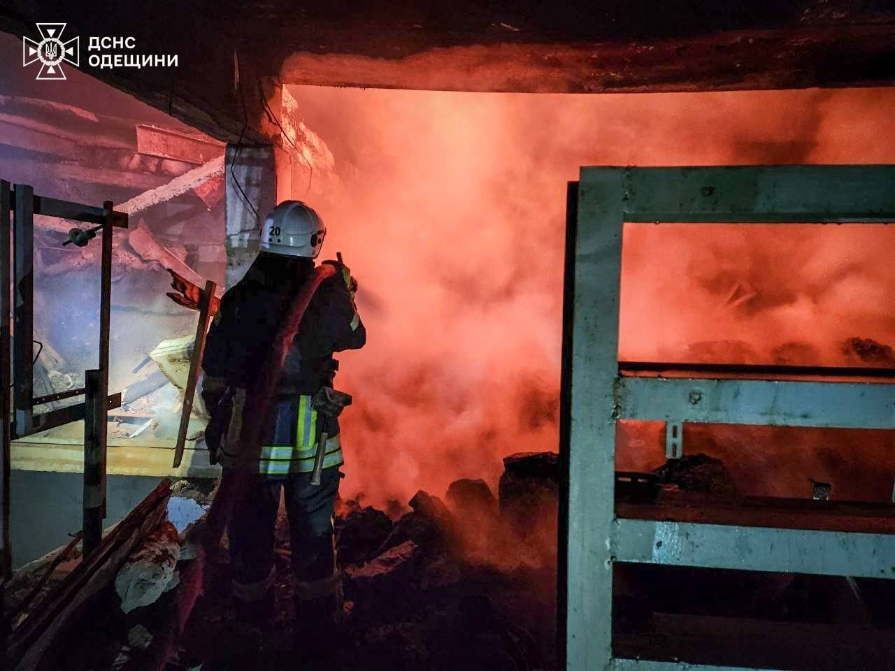 Росія вночі атакувала дронами Одеську область, горіла портова інфраструктура Росія вночі атакувала дронами Одеську область, горіла портова інфраструктура