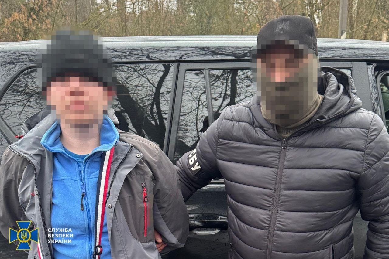 СБУ викрила російського агента, який підготував схрон зі зброєю для замовних убивств в Одесі