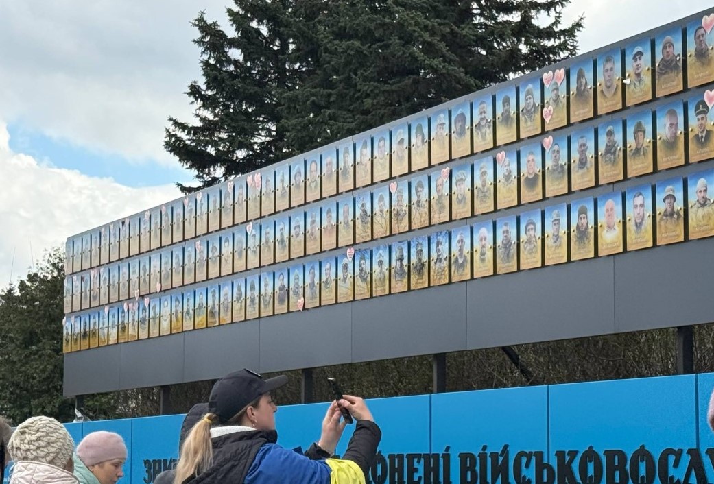 На Великдень в Сарнах відкрили стіну надії з іменами воїнів зниклих безвісти ФОТО На Великдень в Сарнах відкрили стіну надії з іменами воїнів зниклих безвісти ФОТО
