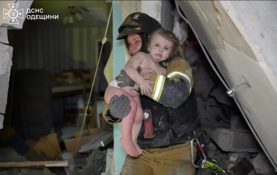 Погляд, що зворушив не тільки Україну: історія порятунку 2-річної одеситки з-під удару РФ
