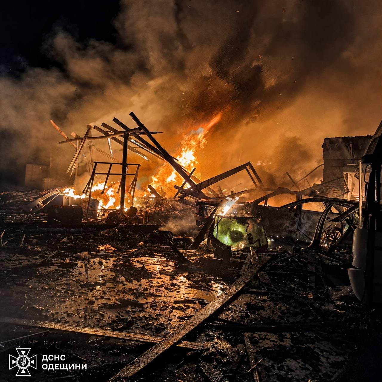 Пошкоджено судно у порту та знищені автобуси: РФ масовано вдарила по Одещині. ФОТО