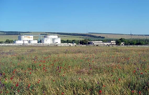 «Стовп диму видно навіть із Сімферополя»: в окупованому Криму після серії вибухів горить нафтобаза