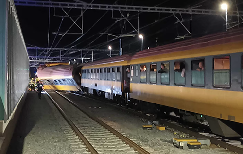 Чеський потяг, який прямував до України, зіштовхнувся з вантажним: багато загиблих та поранених