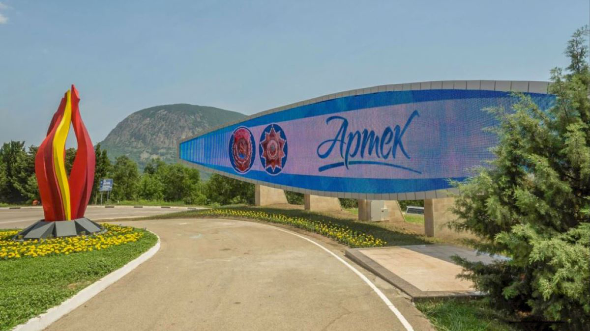 Туди досі приїжджають діти з Європи: Андрющенко розповів, у що росіяни перетворили "Артек"