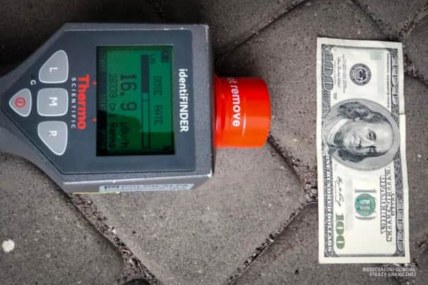 Українці відмовили у в’їзді до Польщі через радіоактивну 100-доларову купюру