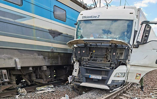 На Львівщині вантажівка зіткнулась з локомотивом поїзда: водій втік
