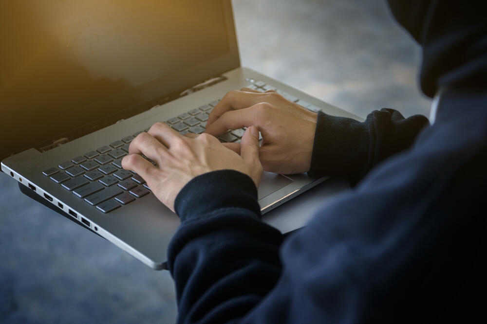 У Чорногорії перевіряють повідомлення про вибухівку у понад 20 школах та аеропорту Подгориці