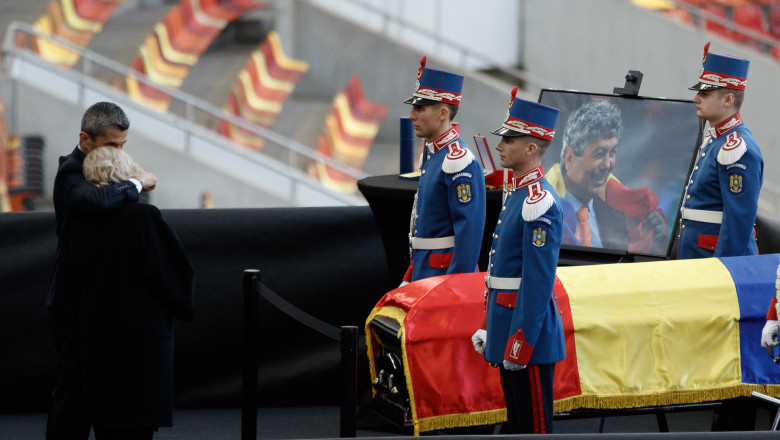 Президенту Румунії довелося виправдовуватися за похорон Луческу