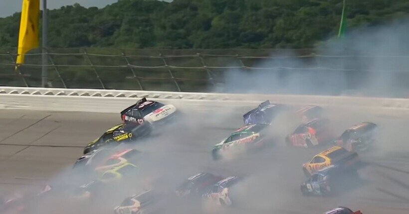 Під час гонки NASCAR у США сталася аварія за участю 27 болідів. ВІДЕО