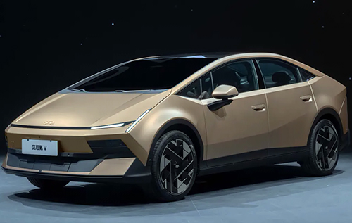 Футуристичний седан із дизайном суперкара: Hyundai показала новий Ioniq V