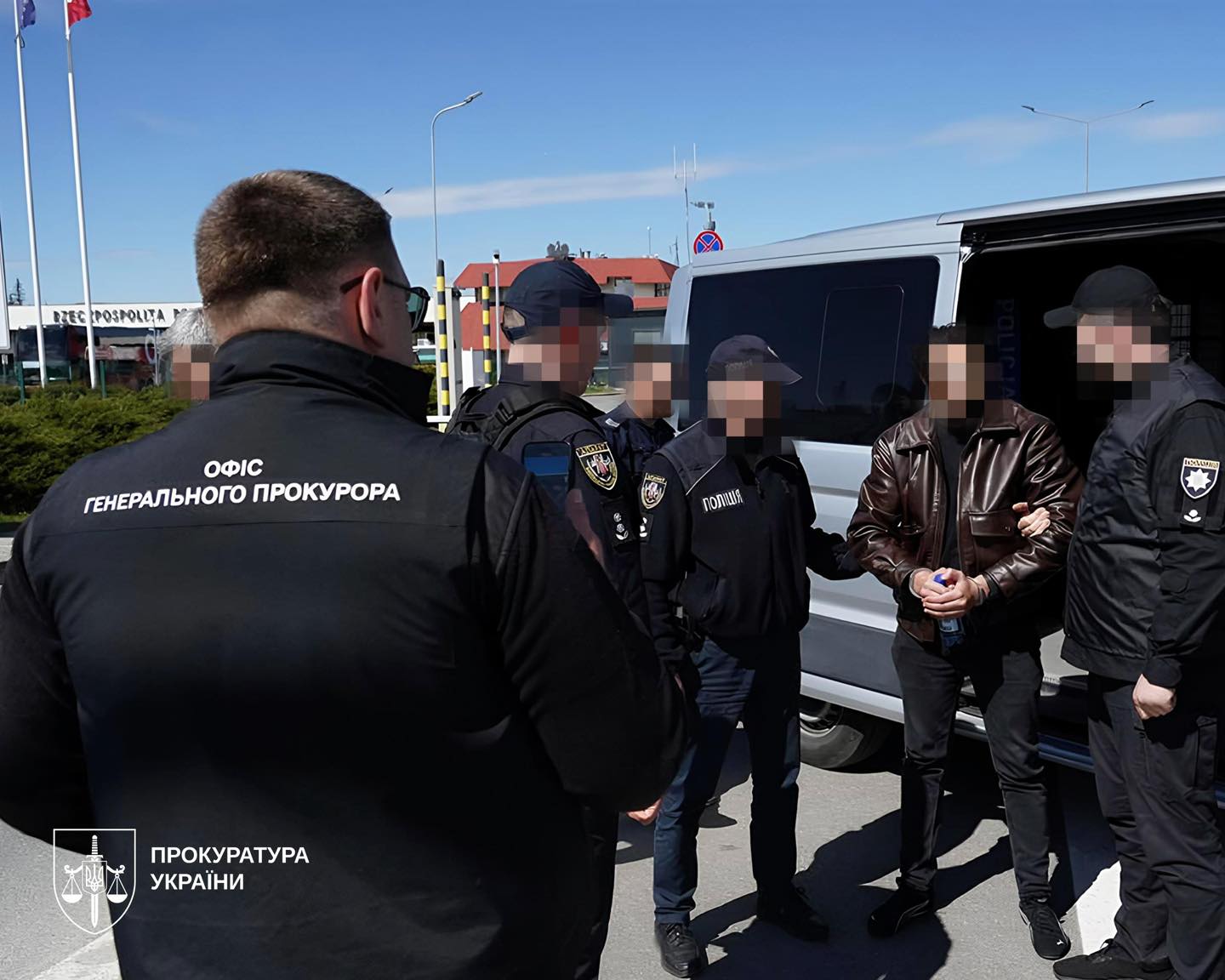 В Україну екстрадували організатора схеми «авто для ЗСУ», який обманув понад 50 людей