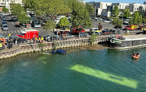 У Франції навчальний автобус і легкове авто впали в річку