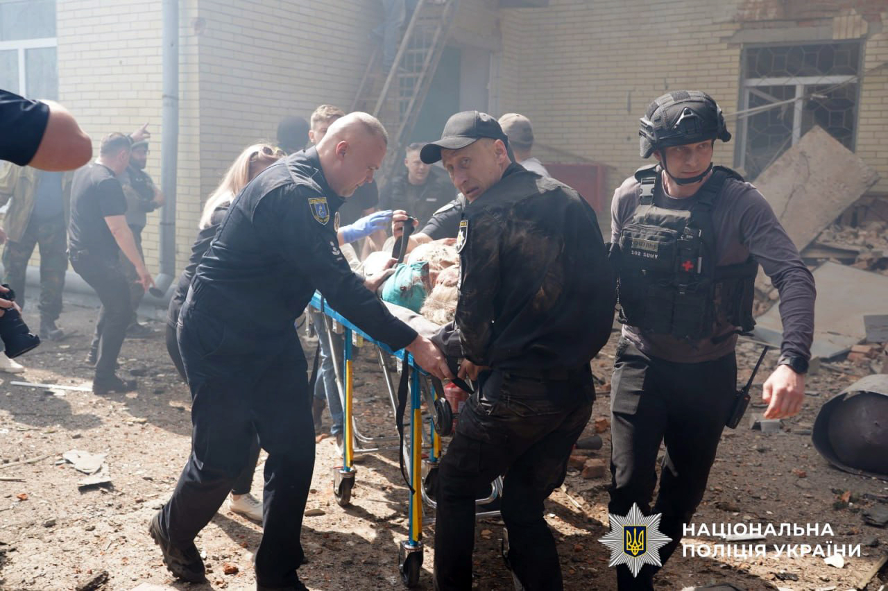 У Сумах під завалами дитсадочка знайшли тіло охоронниці: є і поранені