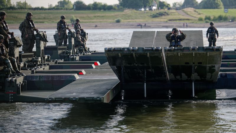 Німеччина та союзники влаштували масштабні військові навчання на Рейні