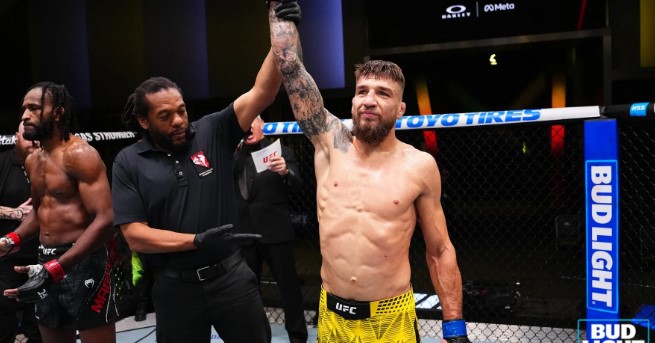 "Задушив" суперника: українець Амосов здобув свою другу перемогу в UFC "Задушив" суперника: українець Амосов здобув свою другу перемогу в UFC