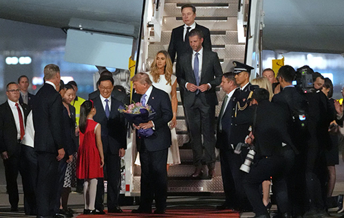 Трамп прилетів у Пекін, де його зустріли 300 китайських підлітків. ВІДЕО