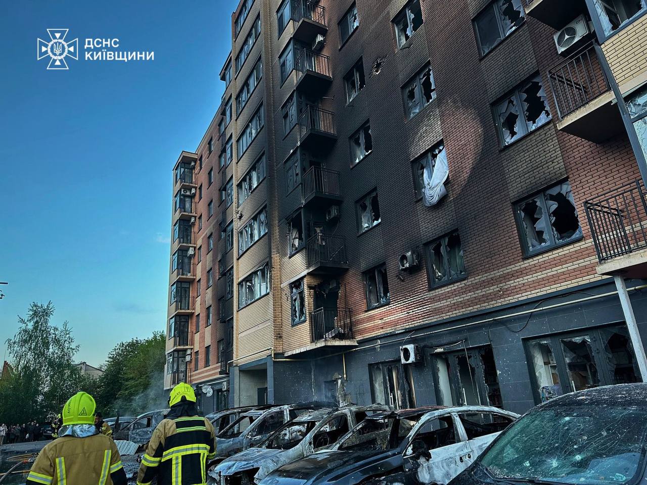 У Київській області внаслідок масованої атаки РФ вночі пошкоджено багатоповерхівки та приватні будинки, є постраждалі У Київській області внаслідок масованої атаки РФ вночі пошкоджено багатоповерхівки та приватні будинки, є постраждалі