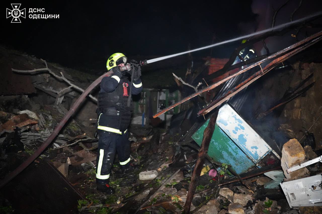 Росіяни атакували Одесу "шахедами": пошкоджено житлові будинки, одну будівлю зруйновано. ФОТО