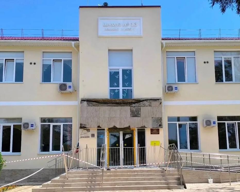 У Севастополі шкільний балкон обвалився разом з дітьми, багато постраждалих У Севастополі шкільний балкон обвалився разом з дітьми, багато постраждалих