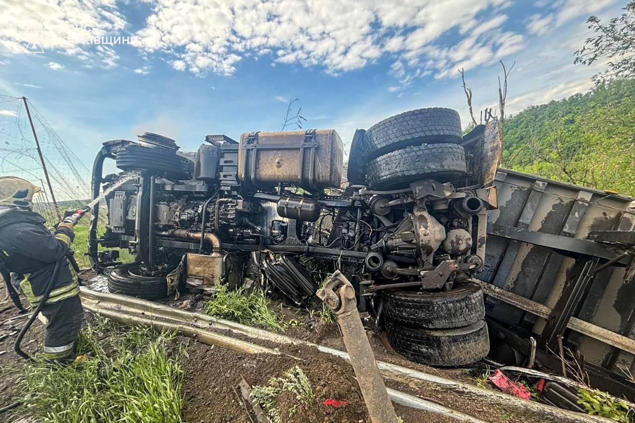 Окупанти вдарили по вантажному автомобілю на Харківщині: водій загинув. ФОТО. ВІДЕО