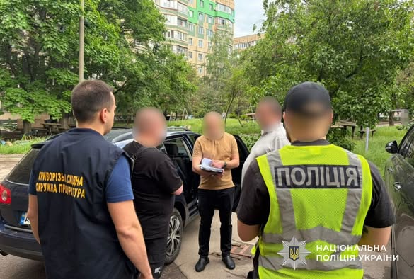 У Кривому Розі затримали чоловіка, який ввозив елітні авто нібито для ЗСУ і продавав їх У Кривому Розі затримали чоловіка, який ввозив елітні авто нібито для ЗСУ і продавав їх