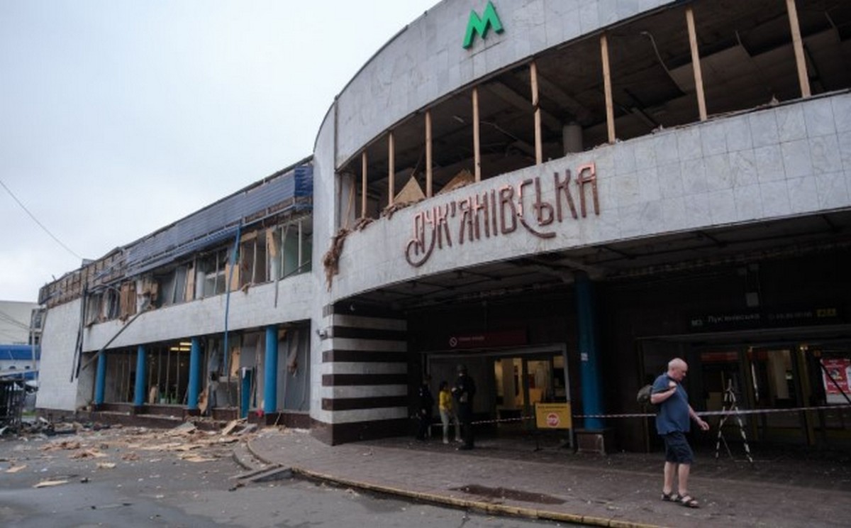 Станція метро "Лук'янівська" відновила роботу, але один із виходів зачинено Станція метро "Лук'янівська" відновила роботу, але один із виходів зачинено