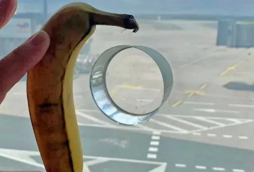 У вікнах паризького аеропорту помічено загадкові отвори: у соцмережах обговорили версії