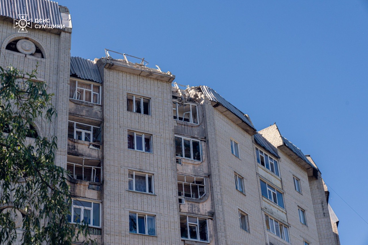 У Сумах росіяни атакували житловий сектор: є постраждалі. ФОТО У Сумах росіяни атакували житловий сектор: є постраждалі. ФОТО