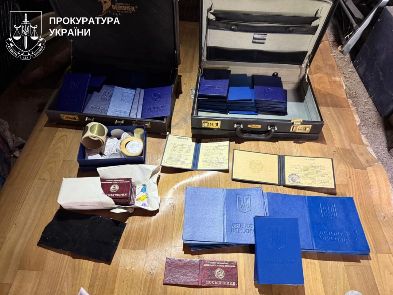 На Київщині ліквідували мережу підробки документів: 15 осіб отримали підозри. ФОТО