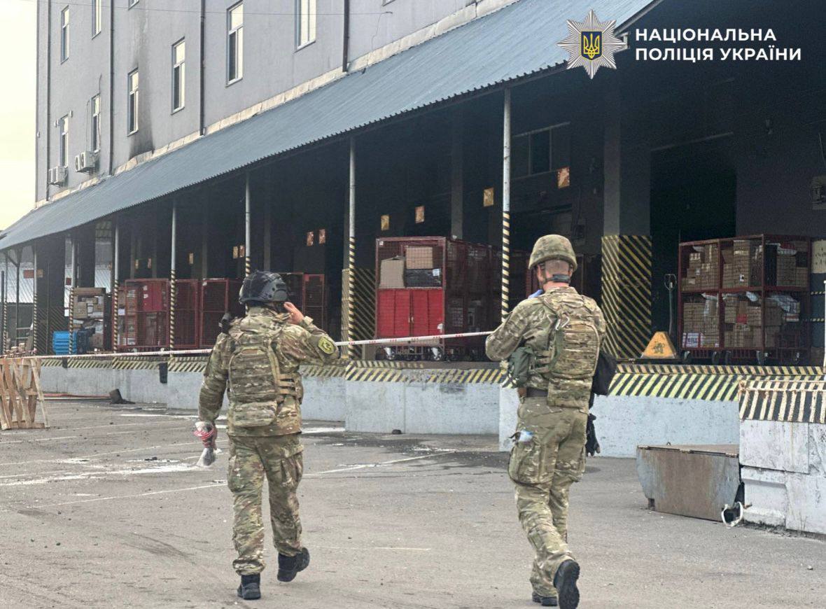 У Києві на поштовому терміналі на Оболоні стався вибух: є загиблий та поранені