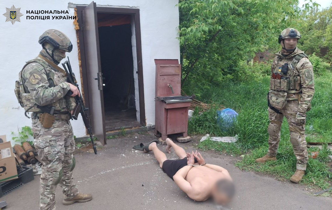 Поліцейські визволили 12 людей, яких утримували в трудовому рабстві на деревообробних підприємствах. ФОТО. ВІДЕО