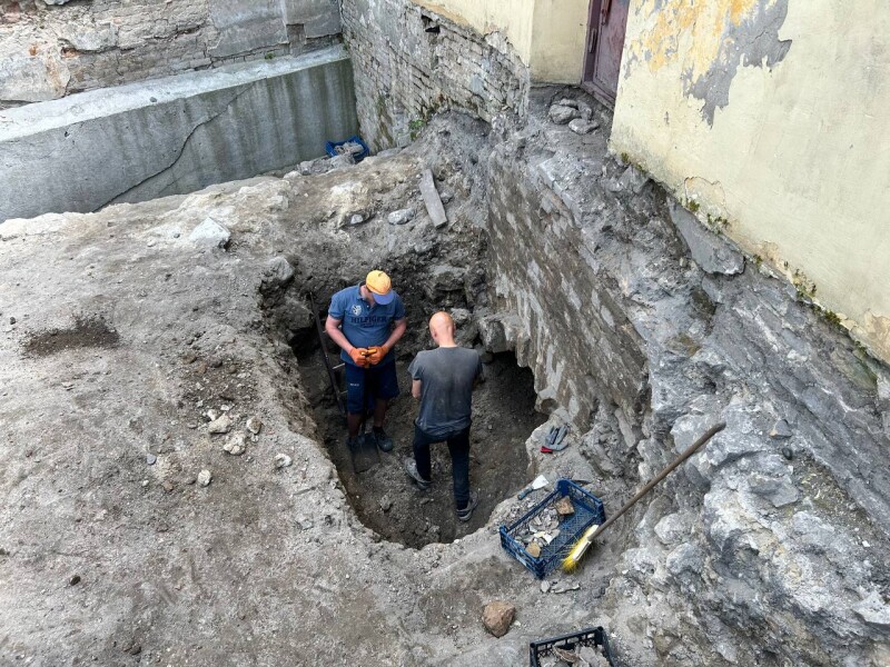 Розкопки Окольного замку у Луцьку: археологи шукають, що приховують підземелля вежі XVI століття, засипані понад 300 років тому Розкопки Окольного замку у Луцьку: археологи шукають, що приховують підземелля вежі XVI століття, засипані понад 300 років тому