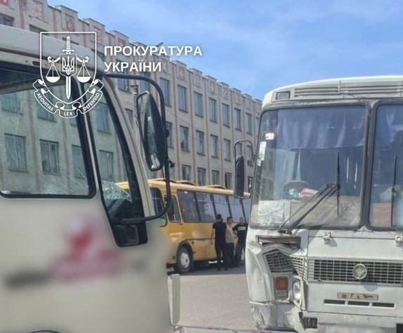 Вантажівка влетіла в людей, які виходили з автобуса на Закарпатті: 2 загиблих і 3 поранених Вантажівка влетіла в людей, які виходили з автобуса на Закарпатті: 2 загиблих і 3 поранених