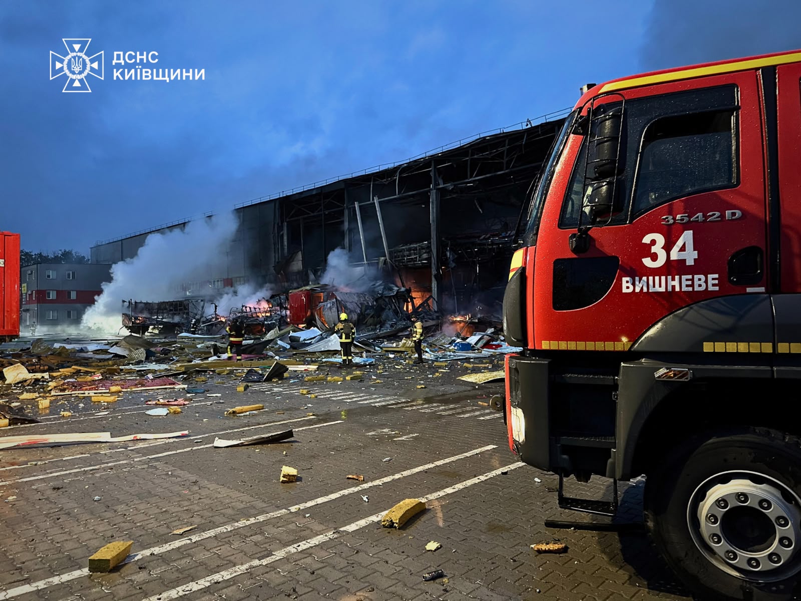 На Київщині внаслідок комбінованої російської атаки виникли пожежі у кількох районах. ФОТО
