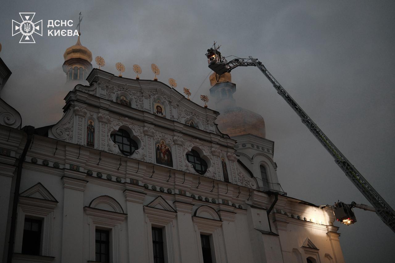 Через удар РФ по Києво-Печерській лаврі горів Успенський собор. Це один із найбільших російських злочинів проти християнської культури, - Зеленський Через удар РФ по Києво-Печерській лаврі горів Успенський собор. Це один із найбільших російських злочинів проти християнської культури, - Зеленський