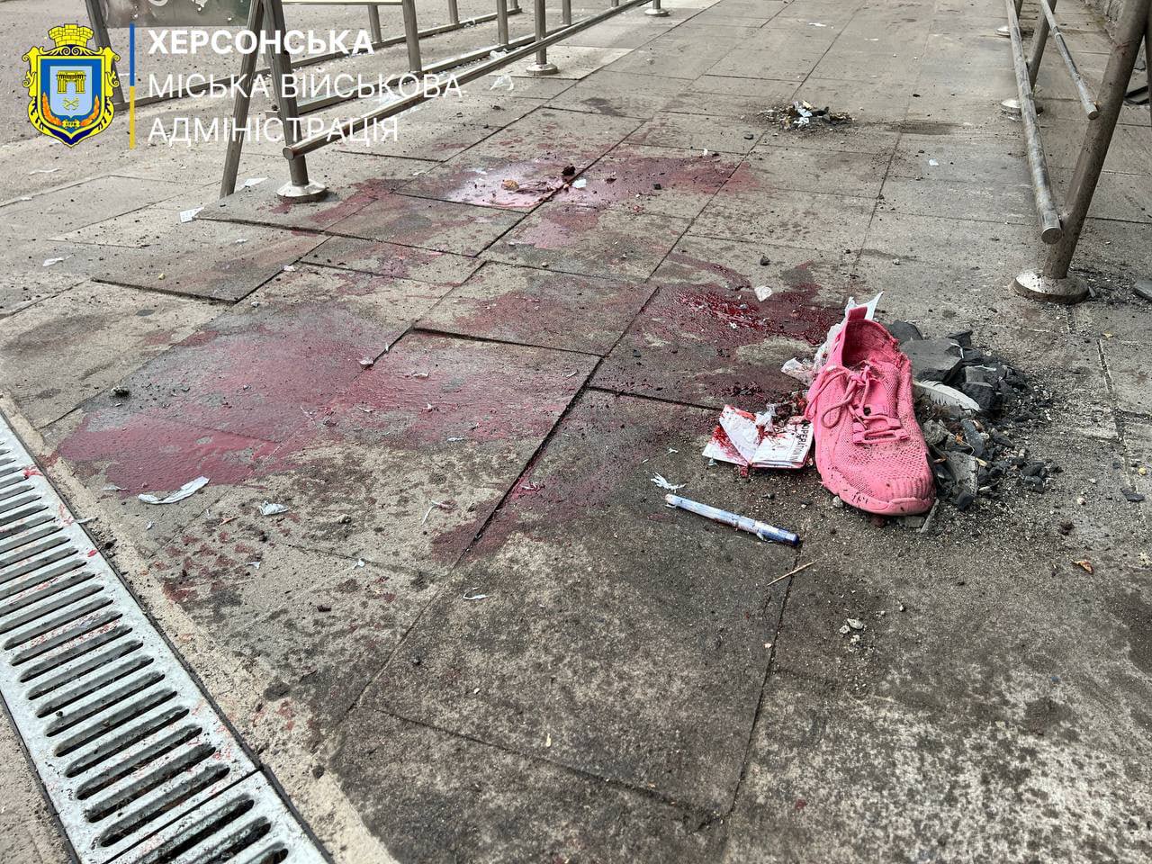 Росіяни вдарили дроном біля одного з супермаркетів Херсона: четверо поранених