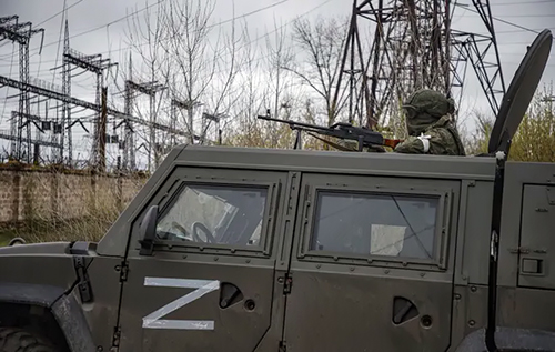 Біля Генічеська росіяни масово перефарбовують військову техніку в "цивільні кольори" Біля Генічеська росіяни масово перефарбовують військову техніку в "цивільні кольори"