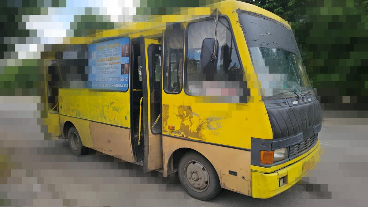 Росіяни вдарили по маршрутці у Херсоні: є загиблий та постраждалі. ФОТО Росіяни вдарили по маршрутці у Херсоні: є загиблий та постраждалі. ФОТО