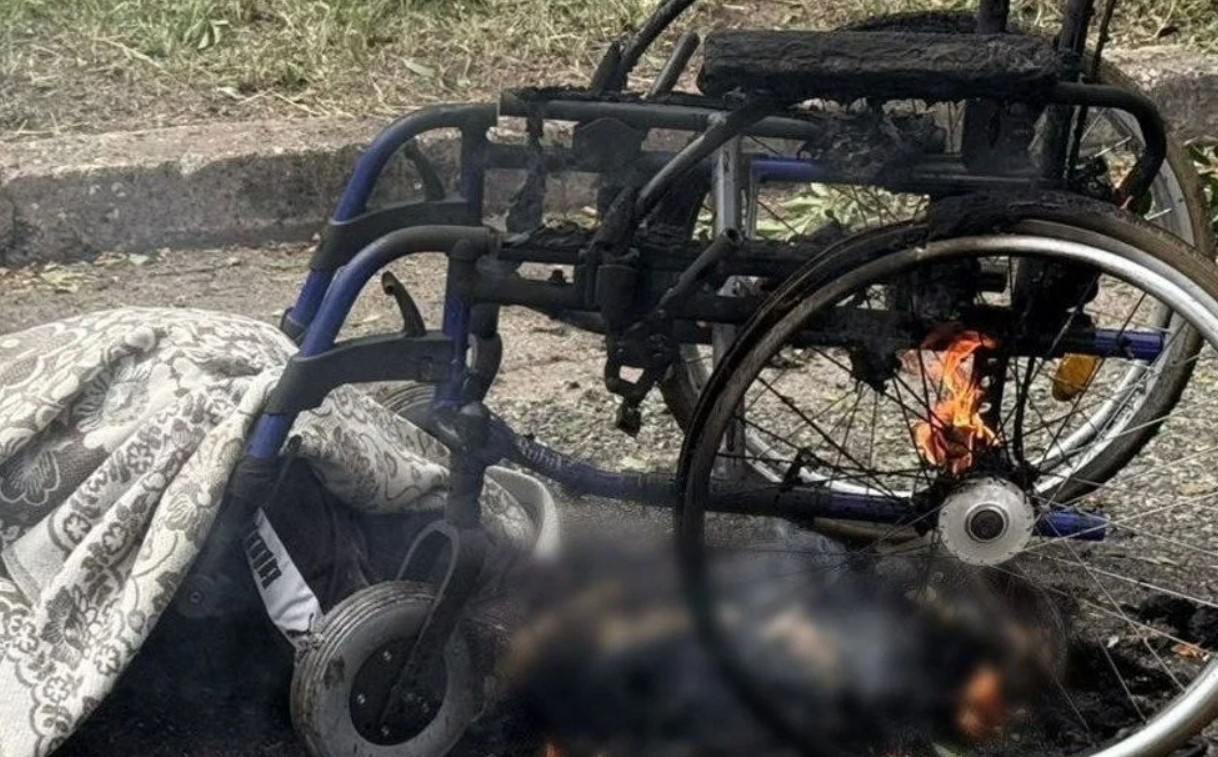 РФ навмисне вдарила FPV по цивільних, серед вбитих — людина на колісному кріслі РФ навмисне вдарила FPV по цивільних, серед вбитих — людина на колісному кріслі
